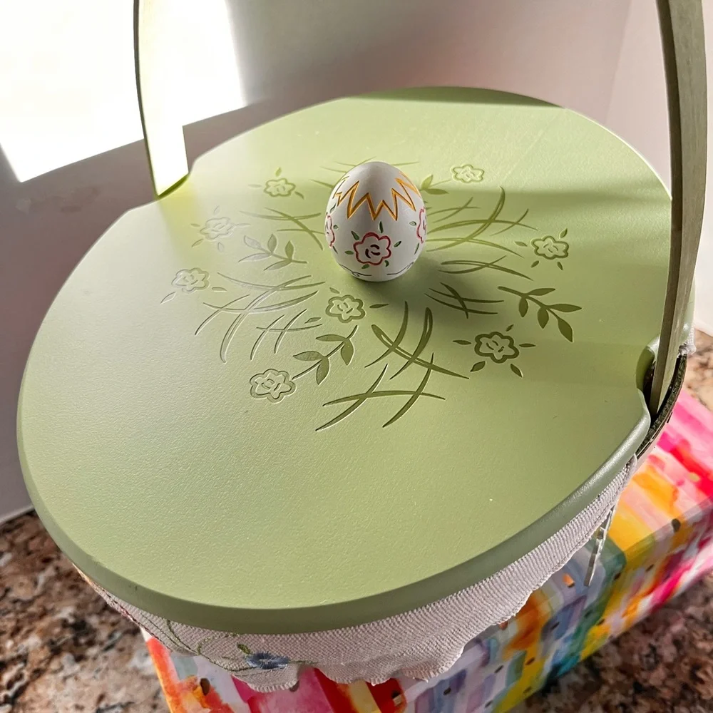 Longaberger Easter Basket with Lid, Liner & Protector – “Easter’s On Its Way”